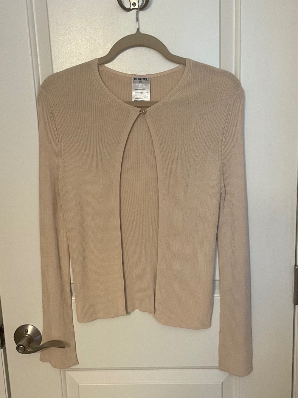 Chanel Vintage 02P Karl Lagerfeld Printemps Ribbed Knit Cardigan Beige CC Button